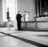 Interiör av Stora Mellösa kyrka, brudpar, en präst och en flicka.
Ragges bröllop.