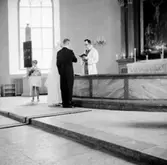 Interiör av Stora Mellösa kyrka, brudpar, en präst och en flicka.
Ragges bröllop.