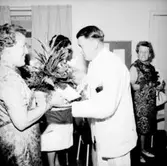 Rumsinteriör, Kexens pensionärer. Personalklubben uppvaktar.
Örebro Kexfabrik.