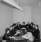 Rumsinteriör, grupp vid bordet. Styrelsen för Kexens Personalklubb.
Örebro Kexfabrik.