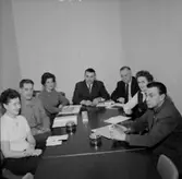 Rumsinteriör, grupp vid bordet. Styrelsen för Kexens Personalklubb.
Örebro Kexfabrik.