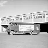 Konsums livsmedelsbuss.
Konsums Centrallager i bakgrunden.