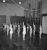 Interiör av gymnastiksal, Örebro Arbetarnas Gymnastikförening (Ö.A.G.F.), gymnastiktrupp.