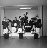 Söderlunds orkester, sex män med musikinstrument.