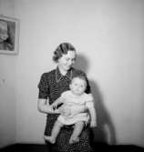 En kvinna och en liten flicka.Fru Maggie Fritz