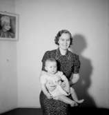 En kvinna och en liten flicka.Fru Maggie Fritz