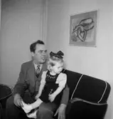 Rumsinteriör, en man och en flicka.
Moritz