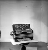 Musikinstrument: dragspel.
Skandia