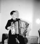 En man med musikinstrument (dragspel).
Erik Seved Elis Granath, f. Larsson, Örebro (1913-1978).