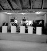 Frank Linds orkester, åtta män med musikinstrument.