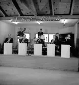 Frank Linds orkester, åtta män med musikinstrument.