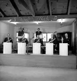 Frank Linds orkester, åtta män med musikinstrument.