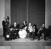 Torsten Linds kvintett, fem män med musikinstrument.
Dragspelaren är högst sannolikt Stig Ingemar Halldin, Örebro (1910-1977).