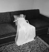 Rumsinteriör, en baby, barndop.
Gäverth