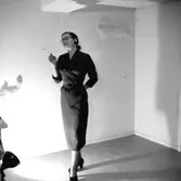 En kvinna.
KIäderna kommer från Granlunds Konfektion.