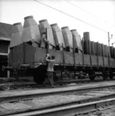 Lastning av Säffle-fläktar på tåget, två män.
Nils Johansson