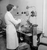 Konsums herrtvätt, interiör, en kvinna.