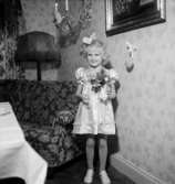 Rumsinteriör, en liten flicka.Brudparet Fritz-Djerfs bröllop.