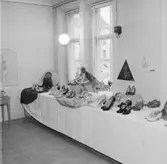 Interiör.
Levi K. Olsson, skoutställning.