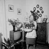 Rumsinteriör, en kvinna. Personalklubben uppvaktar Dagmar Larsson på 60-årsdagen.
Örebro Kexfabrik.