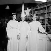 Meeths Luciafest, affärsinteriör, 3 personer.