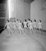 Gymnastik, flickgrupp.
Fröken Bierich