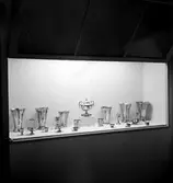 Monter med silverbägare och silverföremål.
Lovisa Wistrand