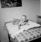 Rumsinteriör, en baby.Rudolf Rittbergs dotter, 4 månader gammal.