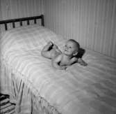 Rumsinteriör, en baby.Rudolf Rittbergs dotter, 4 månader gammal.