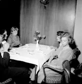 Interiör, släktgrupp vid bordet, födelsedagsfirande.
Sörlings 50 årsdag.