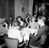 Interiör, släktgrupp vid bordet, födelsedagsfirande.
Sörlings 50 årsdag.