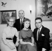 Rumsinteriör, familjegrupp fyra personer.Sörling