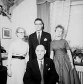 Rumsinteriör, familjegrupp fyra personer.Sörling