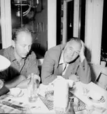 Svensexa, interiör, grupp vid bordet.
Bjudning hos Uddgarn.