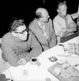 Svensexa, interiör, grupp vid bordet.
Bjudning hos Uddgarn.