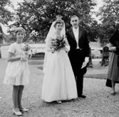 Brudpar och bröllopsgäster.
Ragges bröllop i Stora Mellösa kyrka.