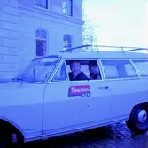 Personbil, två personer i bilen. Örebro Kexfabrik.
