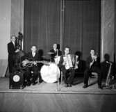 Torsten Linds kvintett, fem män med musikinstrument.
Dragspelaren är högst sannolikt Stig Ingemar Halldin, Örebro (1910-1977).