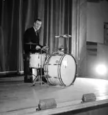 Holmströms orkester, en man med musikinstrument (trumma).