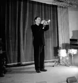 Holmströms orkester, en man med musikinstrument (trumpet).