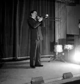 Holmströms orkester, en man med musikinstrument (trumpet).