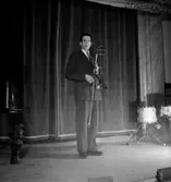 Holmströms orkester, en man med musikinstrument (trumpet).