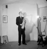 Holmströms orkester, en man med musikinstrument (saxofon).
Karlsson
