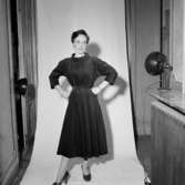 Rumsinteriör, en kvinna.Bertil Sehlin (beställare).