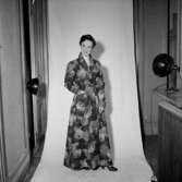 Rumsinteriör, en kvinna.Bertil Sehlin (beställare).