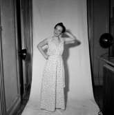 Rumsinteriör, en kvinna.Bertil Sehlin (beställare).