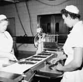 Konsum, charkuteriavdelningen, interiör, två kvinnor.