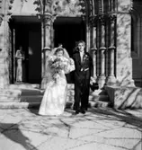 Brudpar utanför kyrkan.
Lars-Åke Larssons bröllop.