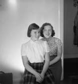 Två flickor.Fröken Blomé.