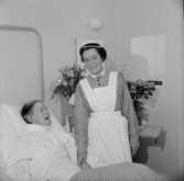 Rumsinteriör, två kvinnor.Fru Lindman på 70 årsdagen.